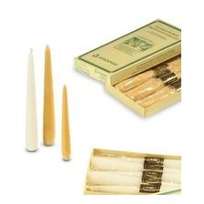 Die handgearbeiteten konischen Kerzen aua Bienenwachs sind Inbegriff weihnachtlicher Stimmung: ein von duftenden Bienenwachskerzen erleuchteter Christbaum oder Adventskranz.  konische Bienenwachskerzen - Ø 18 mm