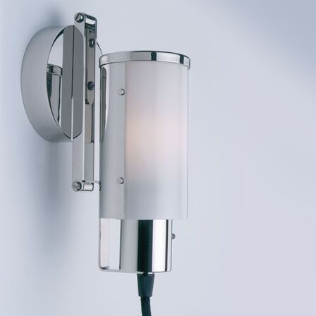 "Nachttischlampe, auch als Wandleuchte verwendbar" war die ursprüngliche Bezeichnung dieser Leuchte im Prospekt der Weimar Bau- und Wohnungskunst GmbH.Wilhelm Wagenfeld entwarf 1930