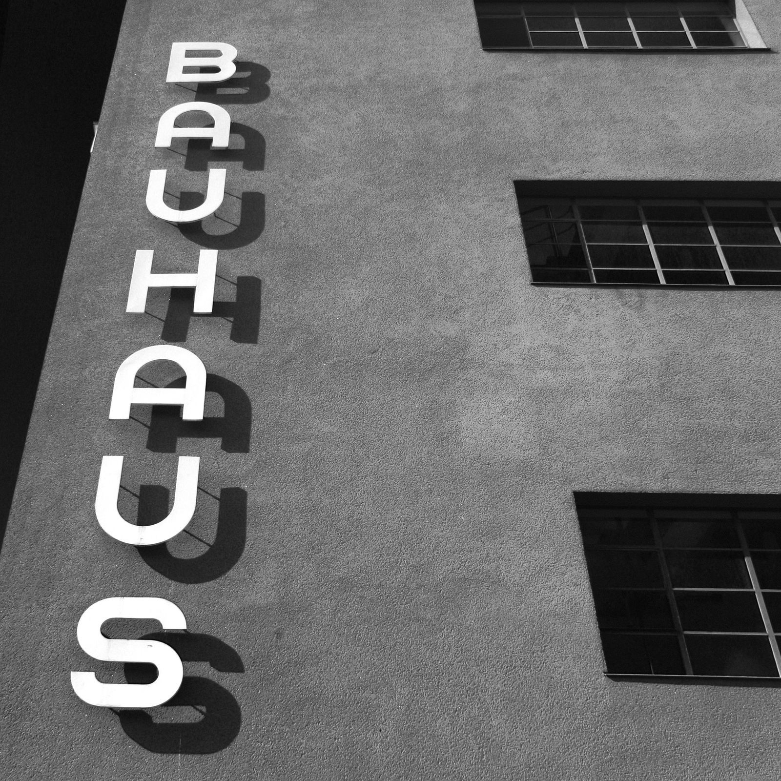 Berühmter Bildausschnitt: die Fassadenschrift des Bauhauses in Dessau