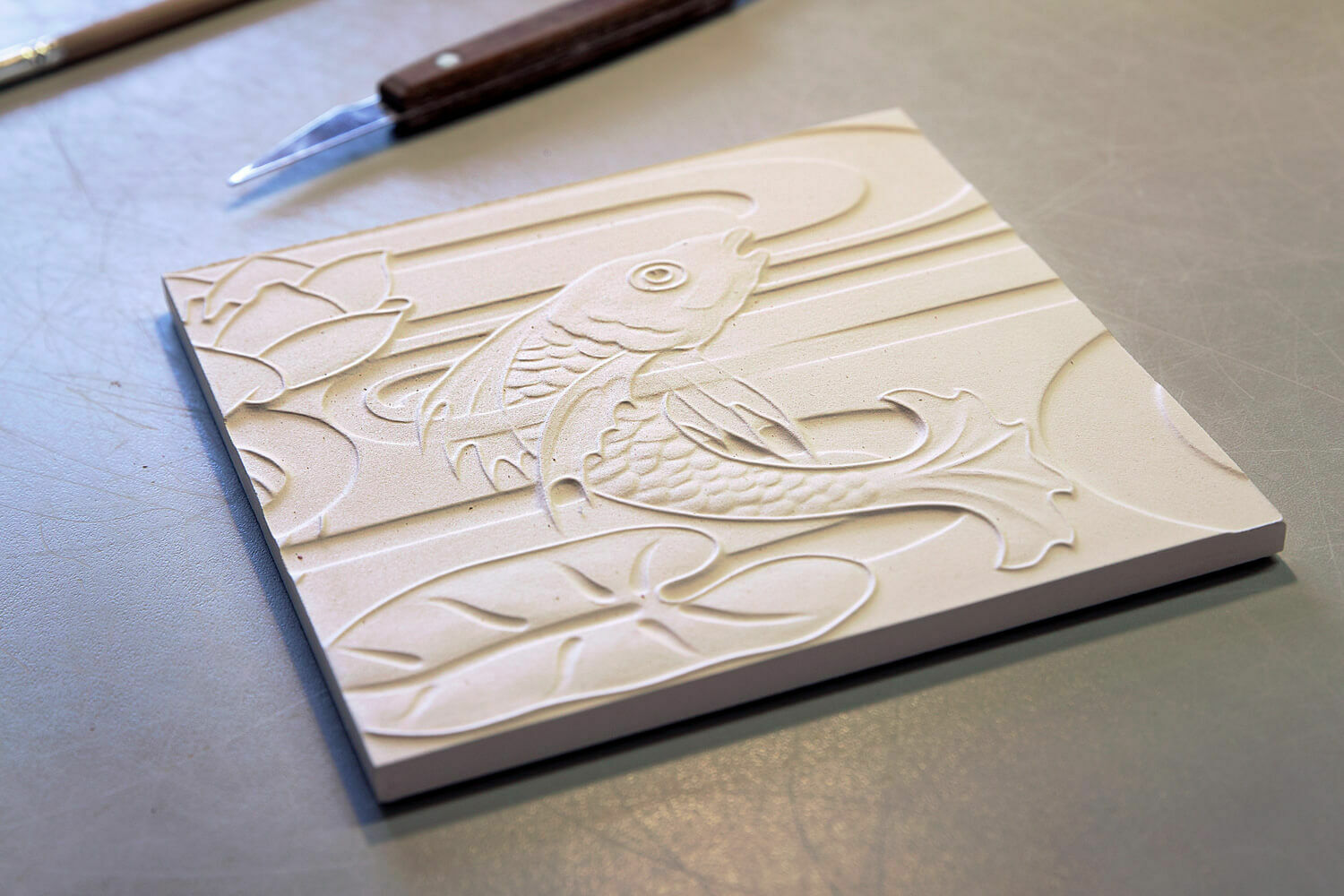 Ein Pressstempel wird auf Tonscherbe übertragen