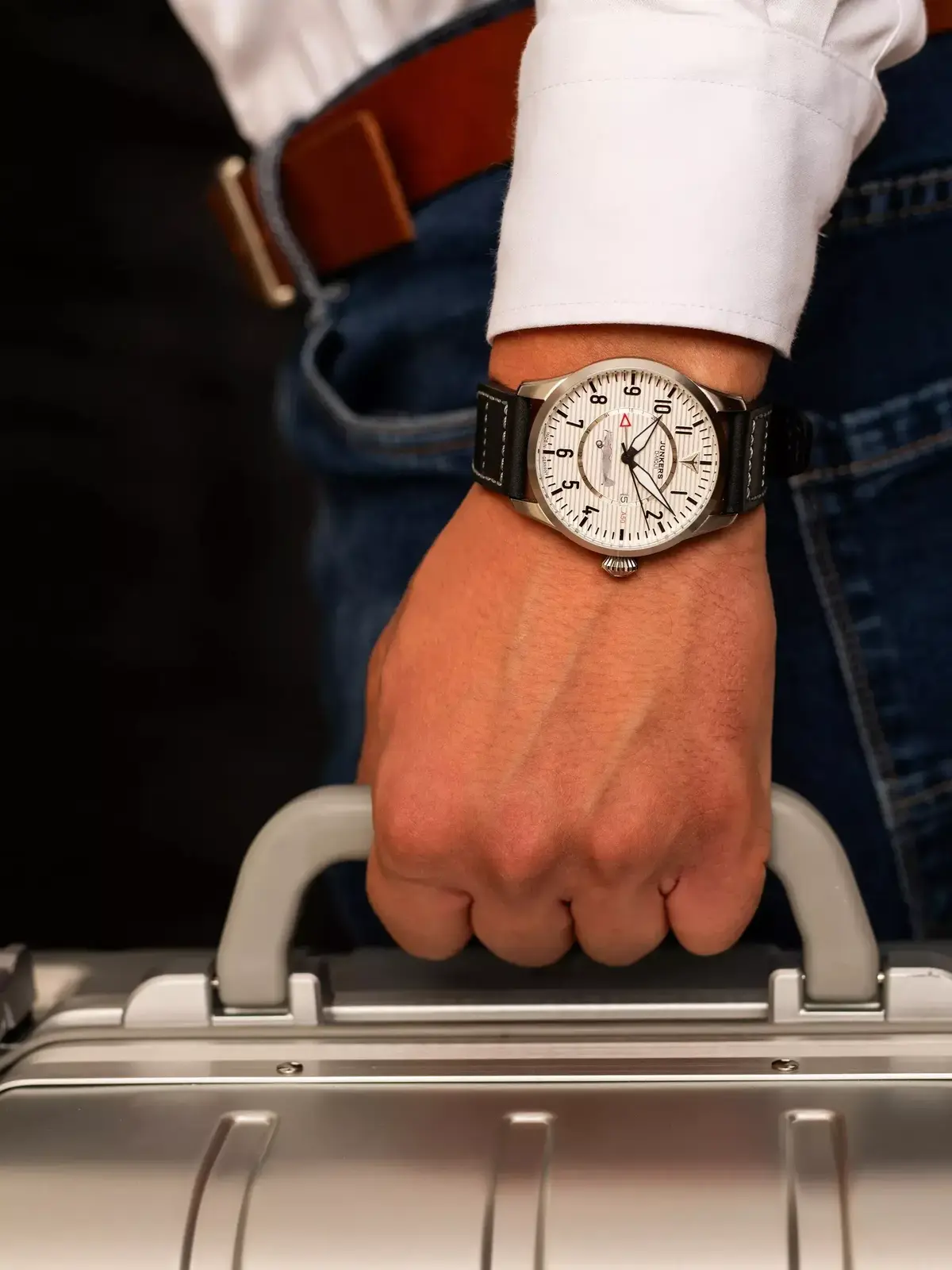 Schweizer Präzisionswerk GMT Farbe Silber 42 mm Lederarmband verschraubte Krone