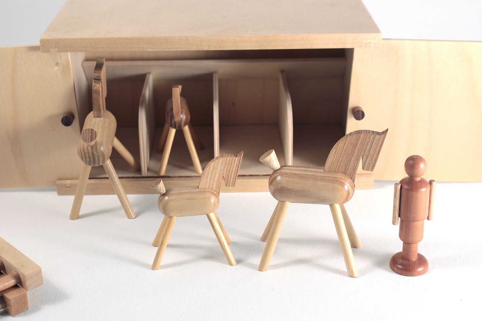 Der Stall, Stalljunge, Zäune und die Pferde wurden aus sechs unterschiedlichen Holzarten gefertigt