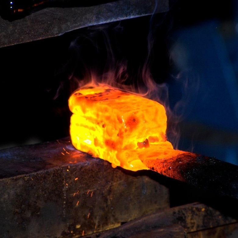 Damastschmieden ist ein langwieriger schweißtreibender Prozess, undenkbar, dass die vielmals gefalteten und geschmiedeten Klingen nicht per Hand gefertigt werden.