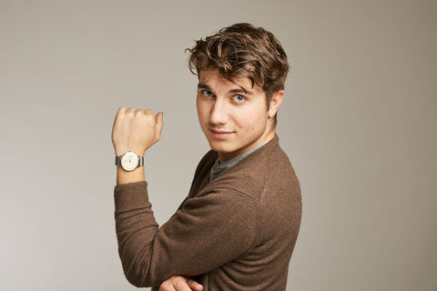 Mitarbeiter mit Junkers Uhr BAUHAUS Beige/ Silber