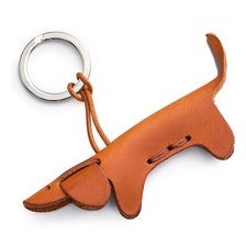 Die Tiere und Früchte aus Leder zieren die FARBIANO Schlüsselanhänger.  Ein Dackel oder eine Erdbeere am Schlüsselbund? Ein schönes Geschenk, das lange Freude macht!    Schlüsselanhänger aus Leder