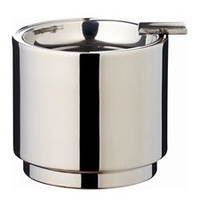 Während ihrer Ausbildung in der Metallwerkstatt des Bauhaus in Weimar entwarf Marianne Brandt 1924 den Aschenbecher MB 23 E, einen zylindrischen Aschenbecher mit einem kippbaren Deckel, der die Asche in den darunterliegenden Behälter rutschen lässt.
Heute wird er nach dem Originalentwurf von Tecnolumen produziert wird.  Aschenbecher Marianne Brandt – MB 23 E