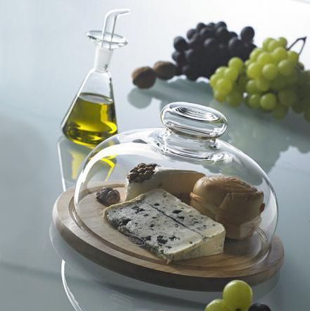 Öl- und Essiggießer neben Käseglocke 