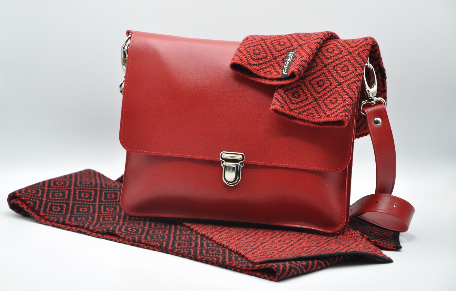 BORSA M in rot mit Accessoires von Fortschritt Berlin