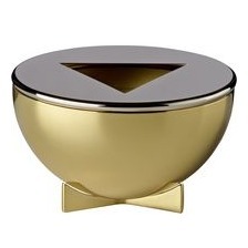 Einer der frühesten Entwürfe von Marianne Brandt, gleich zu Beginn ihrer Tätigkeit am Bauhaus, ist dieser Aschenbecher mit abnehmbarem Deckel von 1924.   Eine Halbkugel aus Messing, die auf drei dreieckigen Füßen steht, wird durch eine vernickelte Kappe abgedeckt, die einen dreieckigen Ausschnitt für die Asche hat.    Aschenbecher Marianne Brandt – MB 24