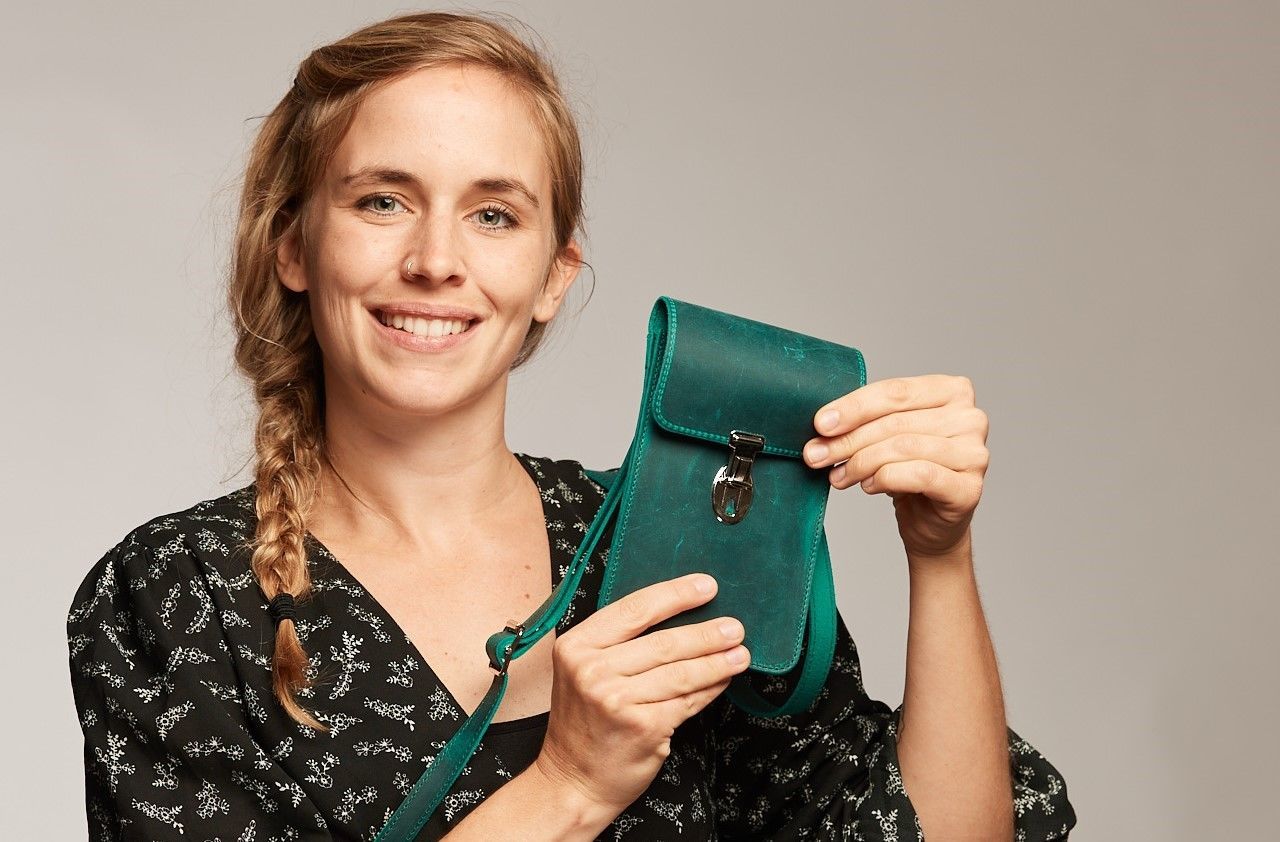 Sina von escape, unserem IT-Partner mit der Borsa Ledertasche XS in Petrol. Eine Handytasche für alle Fälle. 