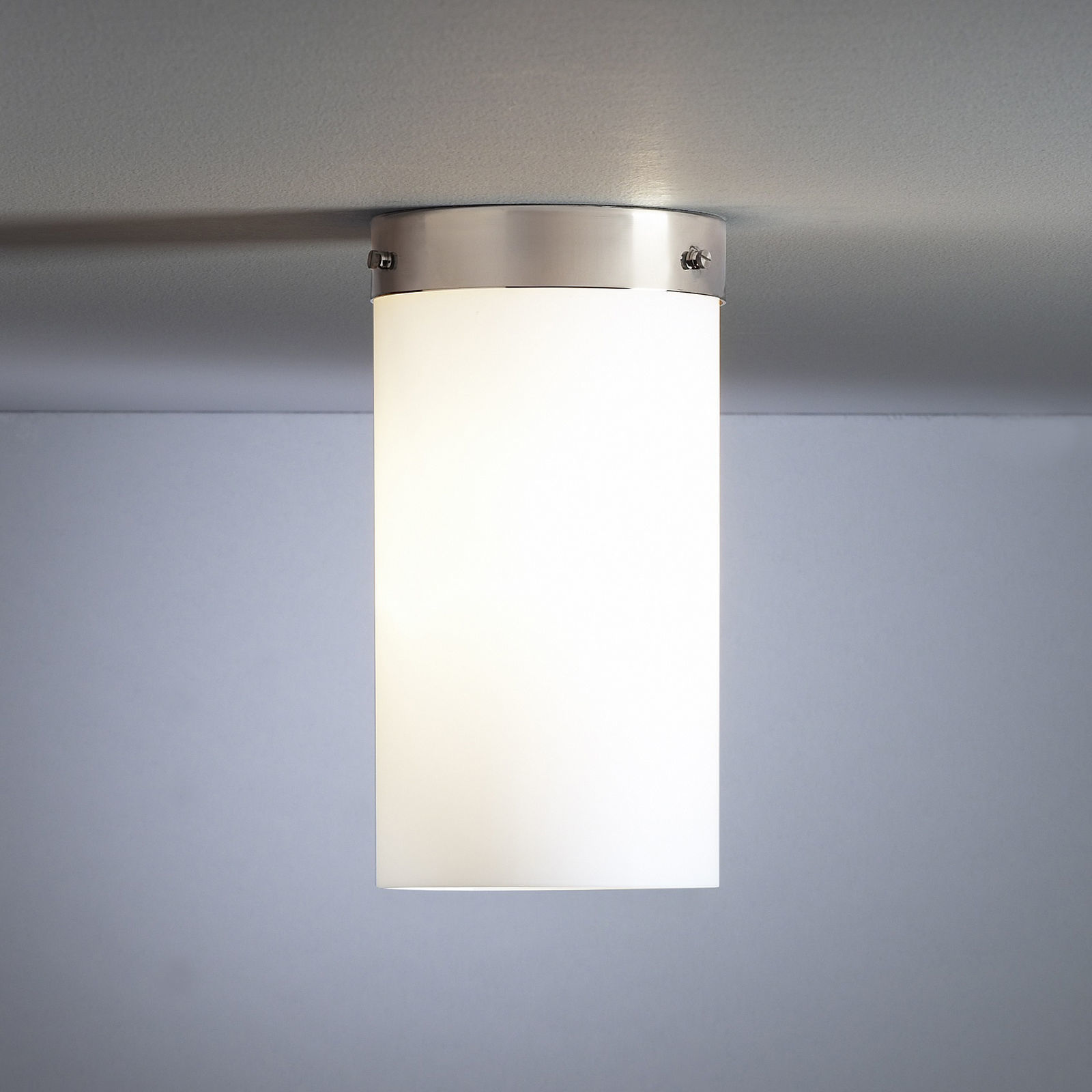 Diese Deckenleuchte DMB31 von Marianne Brandt entstand im Bauhaus Dessau und wurde schon 1928 in Serie hergestellt