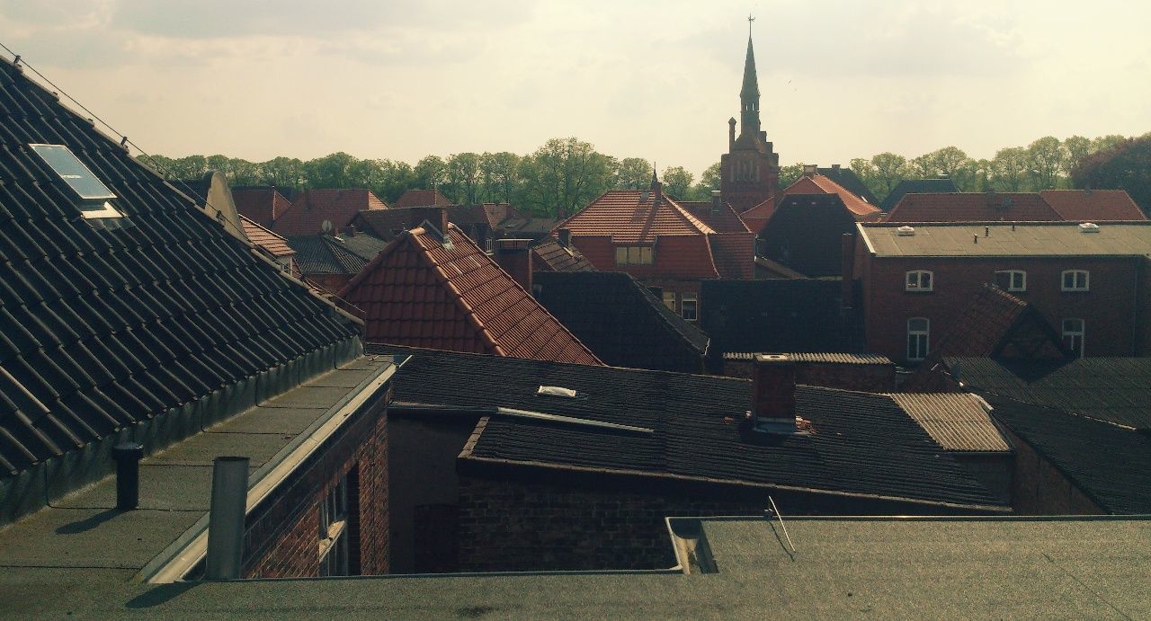 Wie ein verschlafenes Nest wirken die Dächer von Dömitz