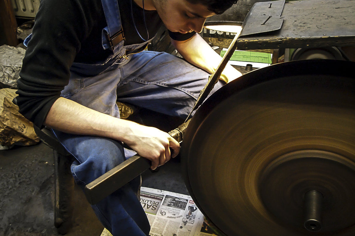 Windmühlenmesser brauchen eine Schleiftechnik, die man so heutzutage nur noch in Solingen beherrscht