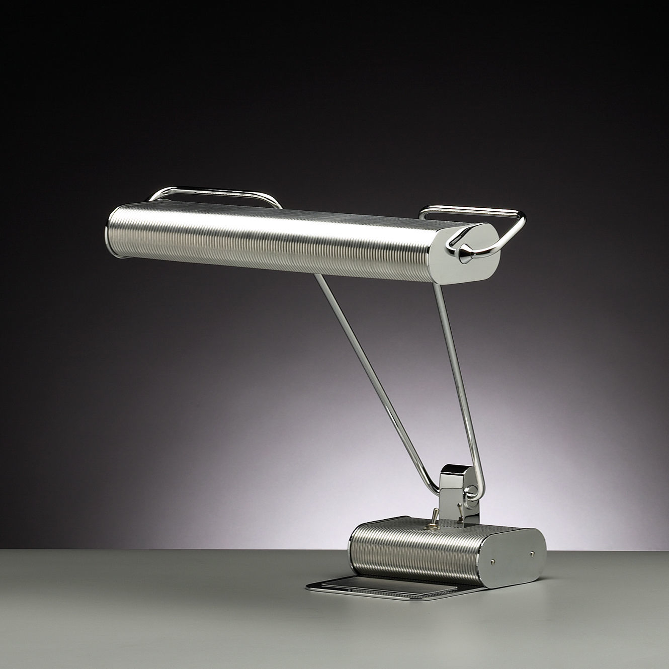 Diese Tischleute AD34 wurde nach dem Vorbild einer Art-Déco Tischlampe aus Frankreich neu gestaltet